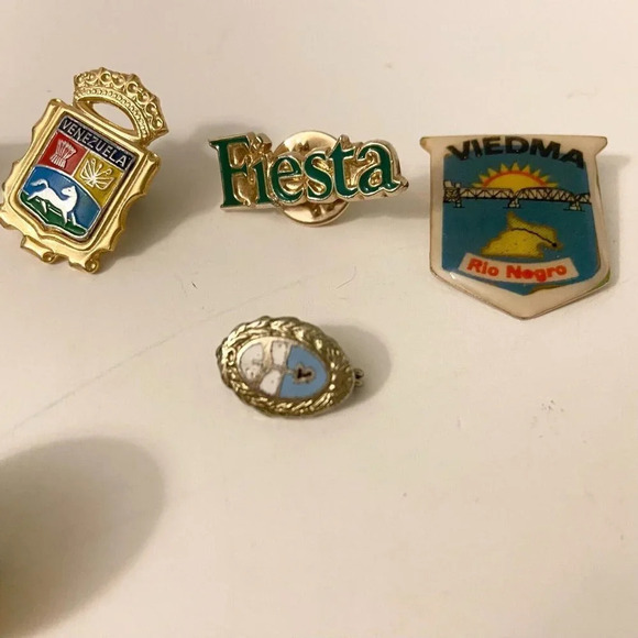 Vintage Lot of 6 Assorted Pins Venezuela Rio Negro Sevilla Ville de Baie Comeau - Picture 12 of 16